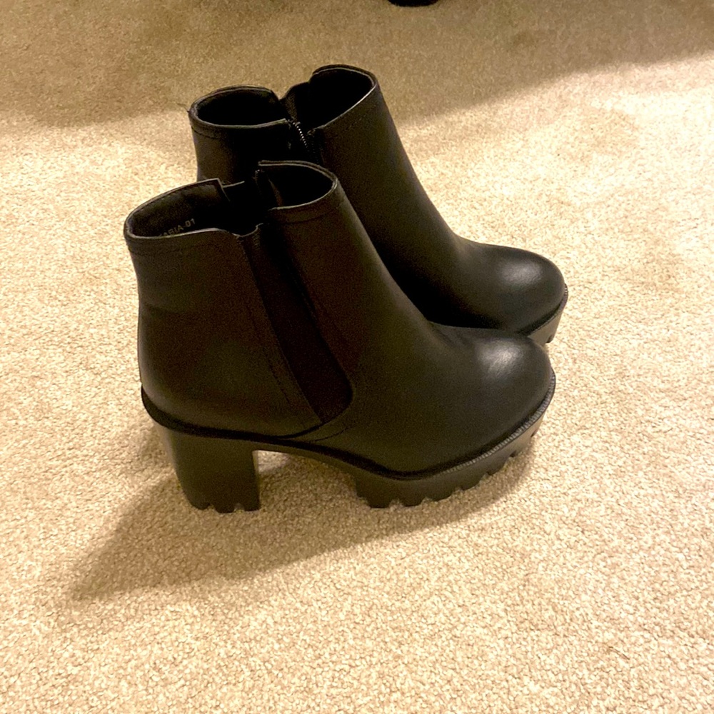 Refresh bootie never worn